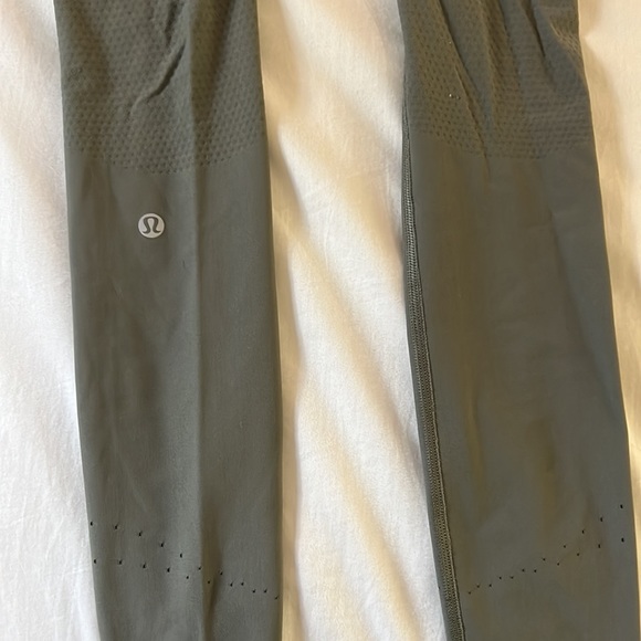 Green Lululemon high waisted leggings with zipper back pocket - Picture 5 of 6